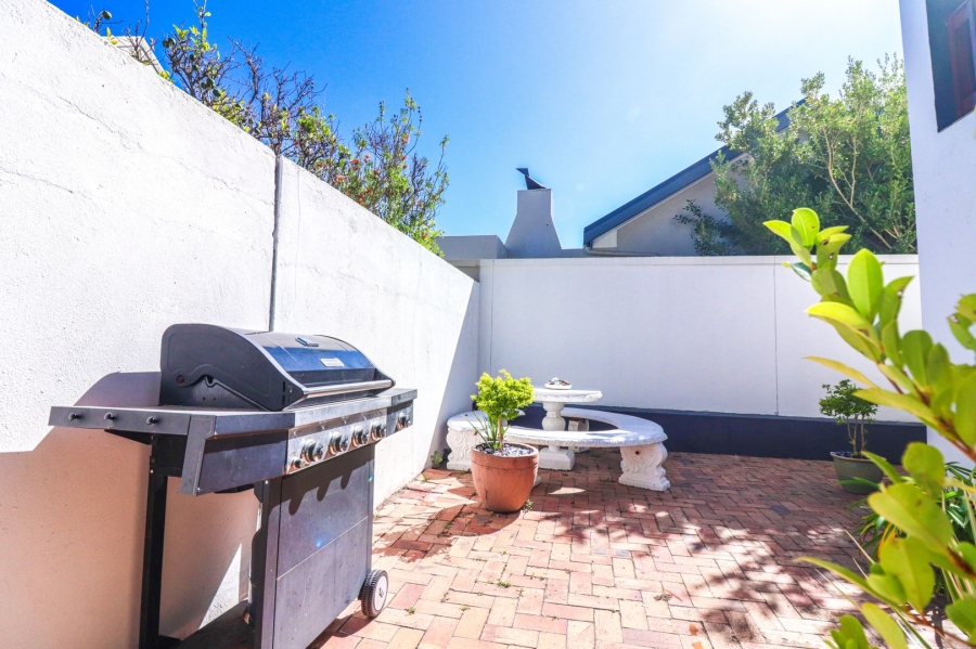 To Let 2 Bedroom Property for Rent in Voelklip Western Cape
